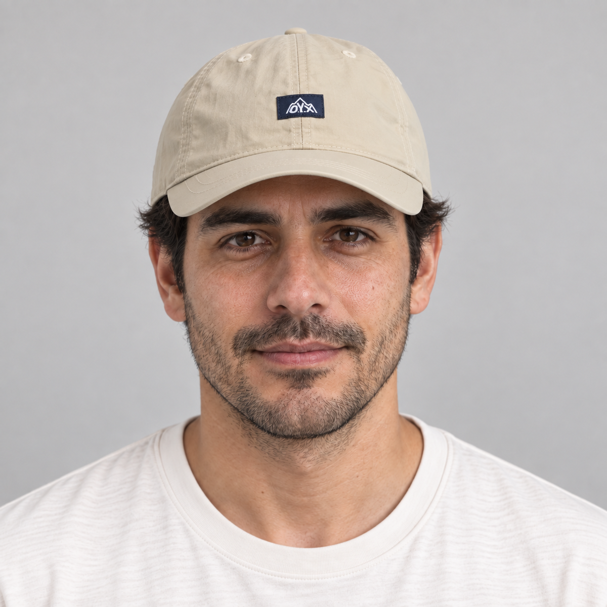 Gorro Montaña OYX beige, vista frontal en modelo hombre