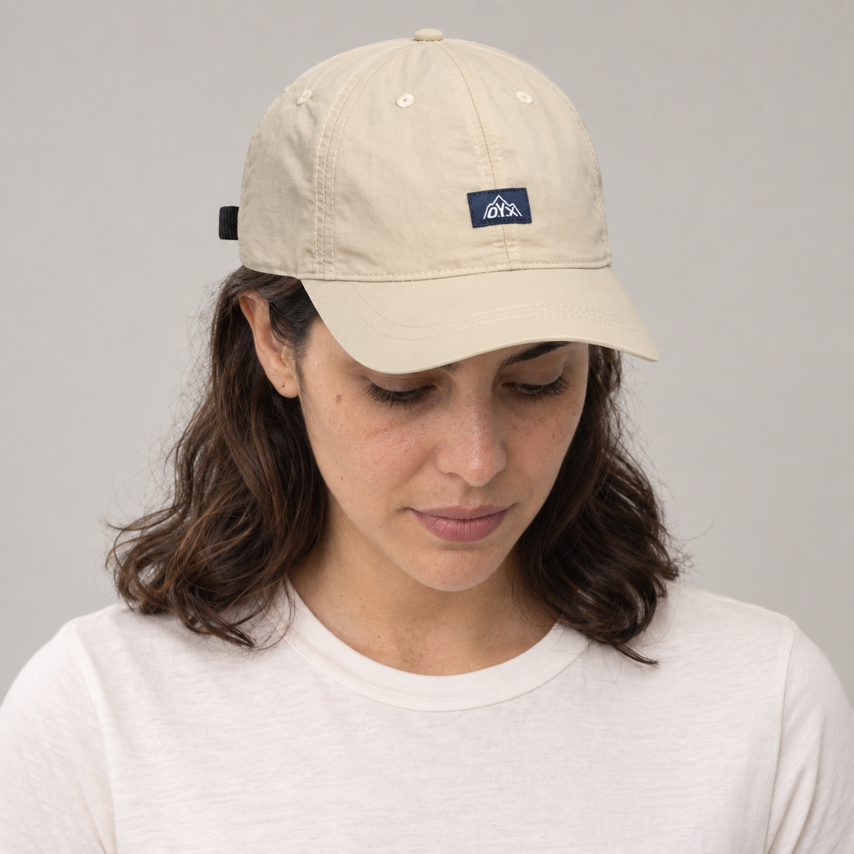 Gorro Montaña OYX beige, mirando hacia abajo en modelo mujer