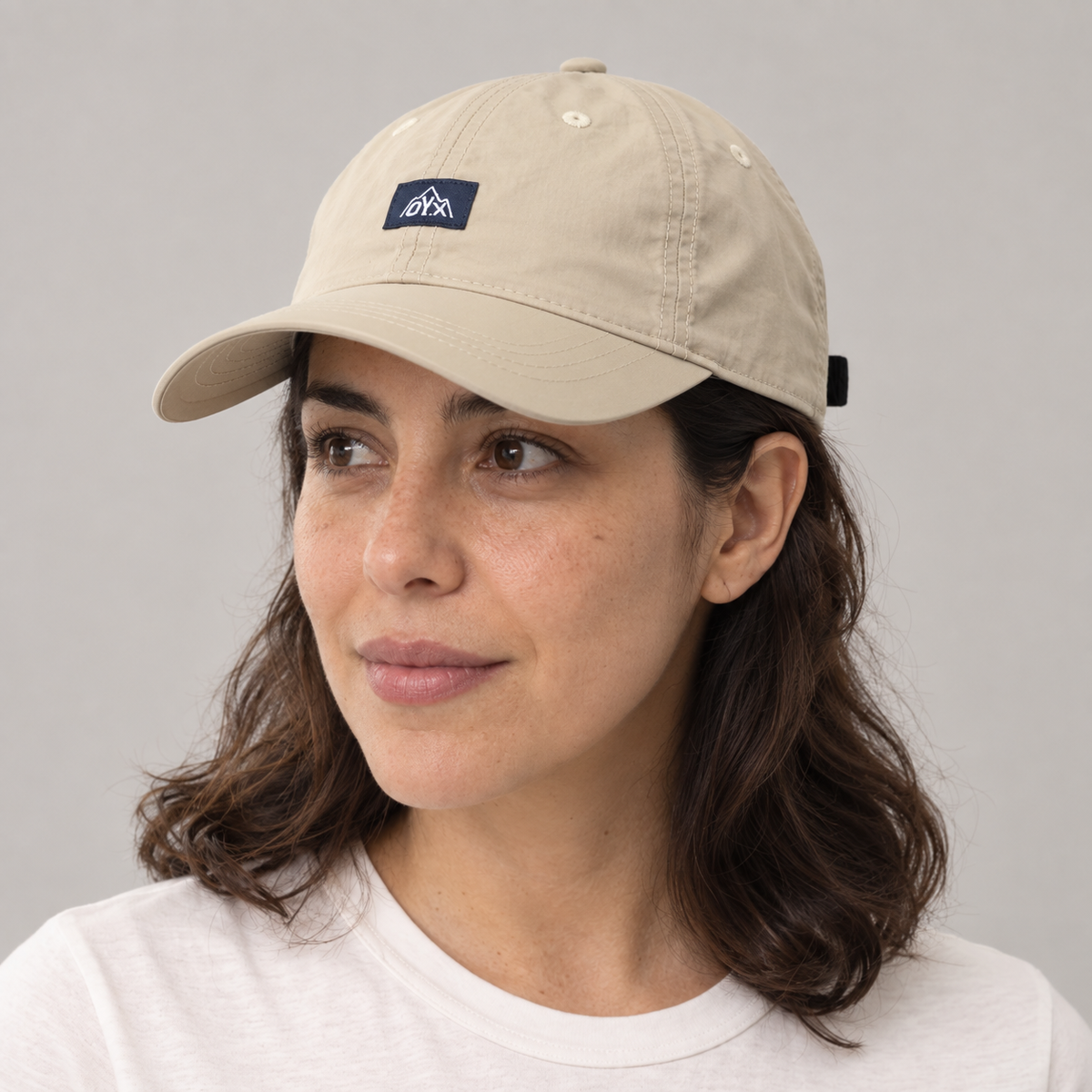 Gorro Montaña OYX beige, detalle del diseño en modelo mujer