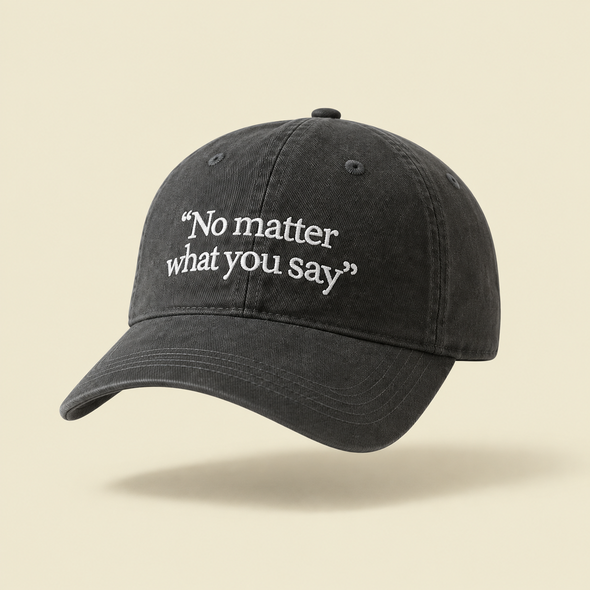Gorro No Matter Studio Kyo, fotografía de producto sobre fondo crema