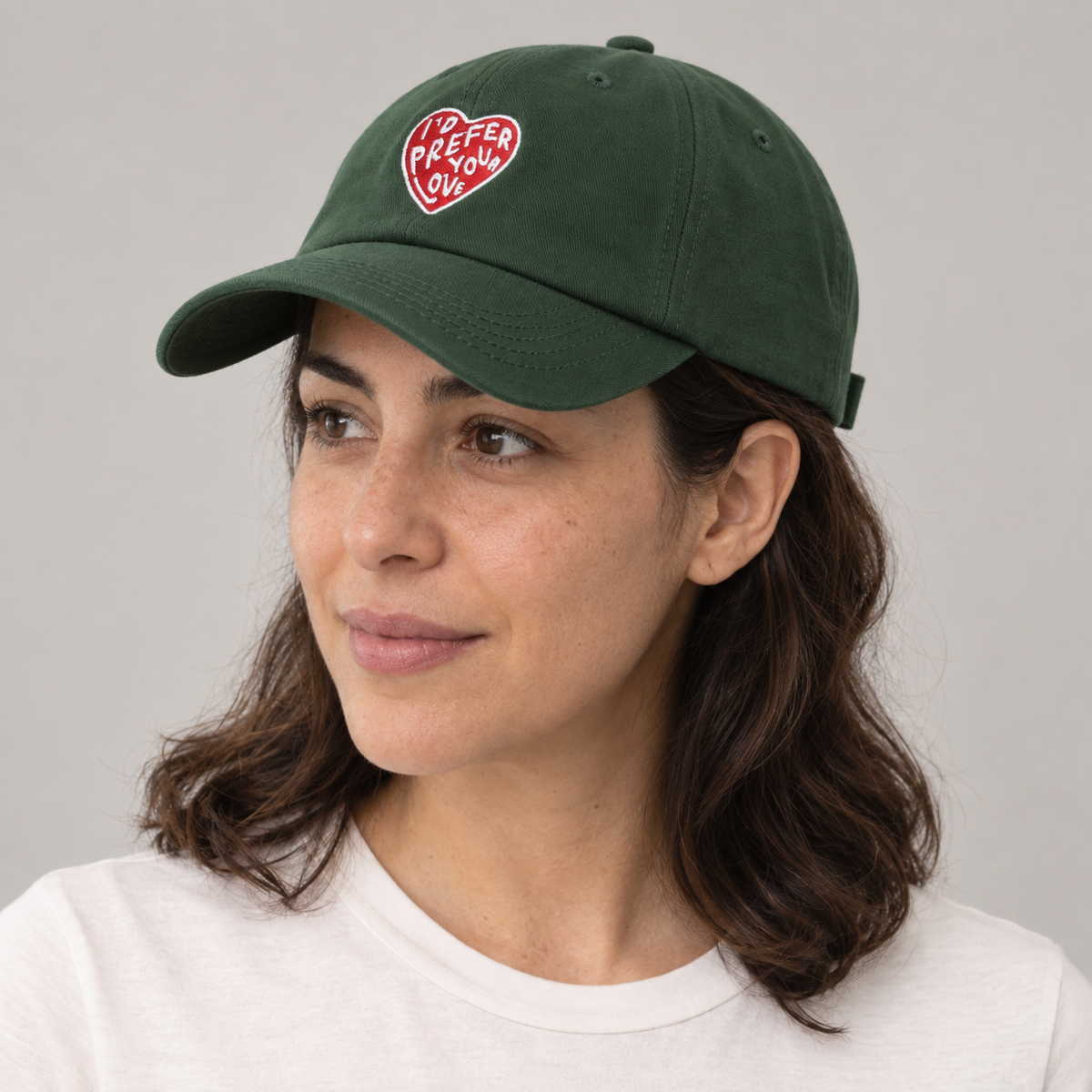 Gorro I’d Prefer Your Love verde, detalle del diseño en modelo mujer