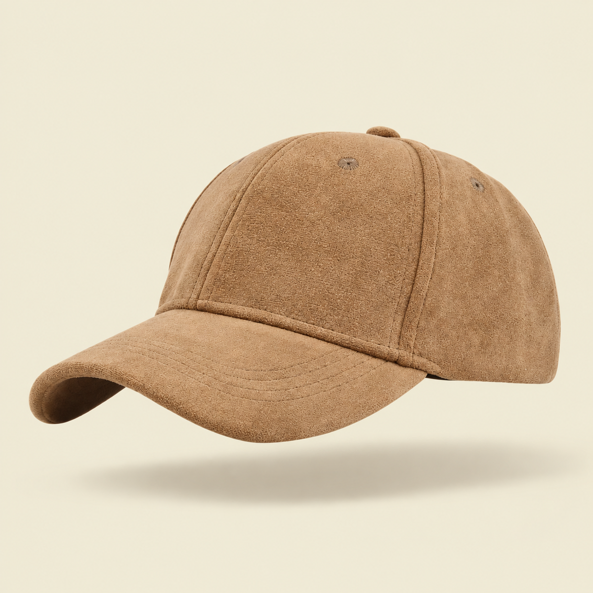 Gorro Suede Studio Kyo, fotografía de producto sobre fondo crema