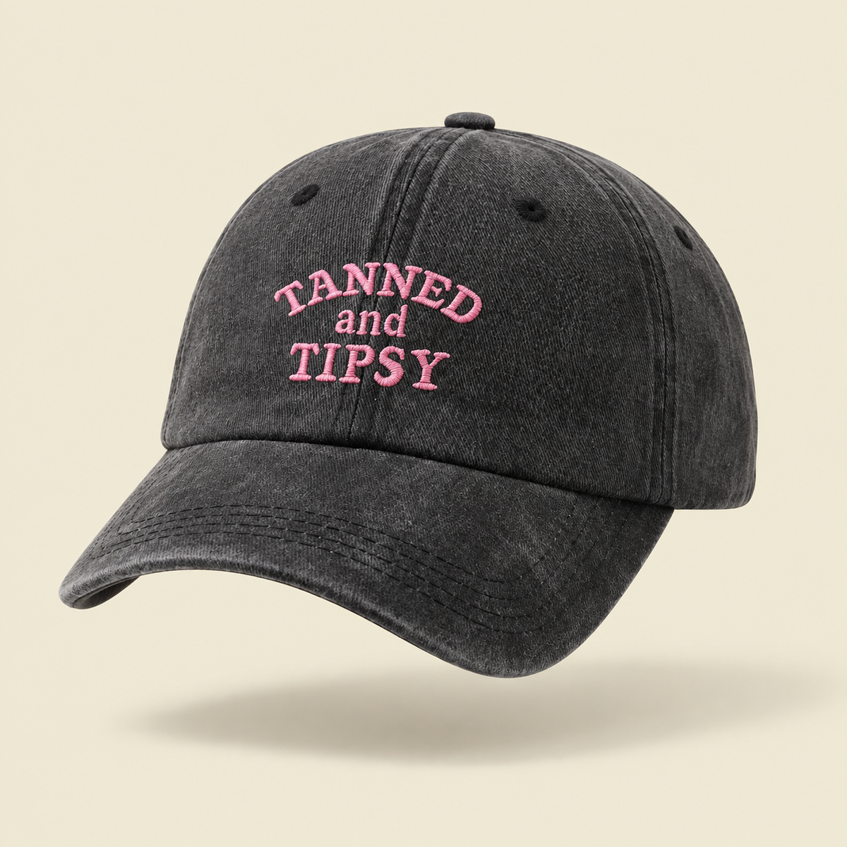 Gorro Tanned and Tipsy Studio Kyo, fotografía de producto sobre fondo crema